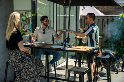 Op vakantie in eigen tuin? Ga voor een bartafel!